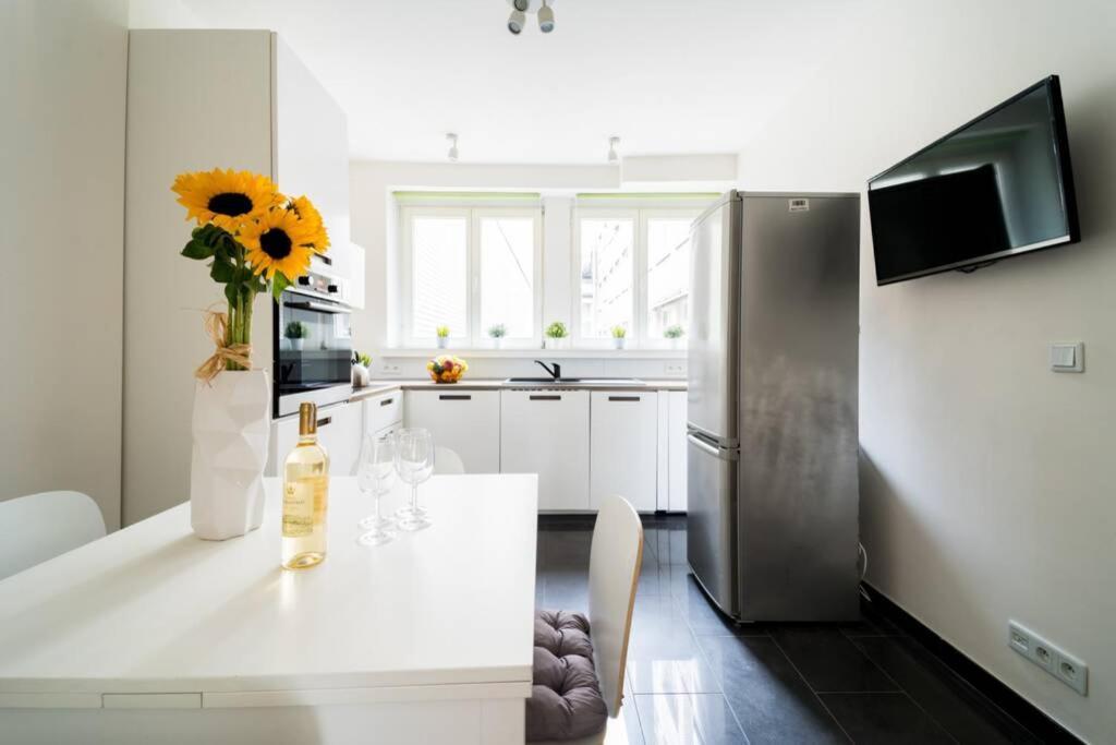 3 Rooms Big Apartment - 150 M Town Hall - Nice Design Wroclaw Ngoại thất bức ảnh
